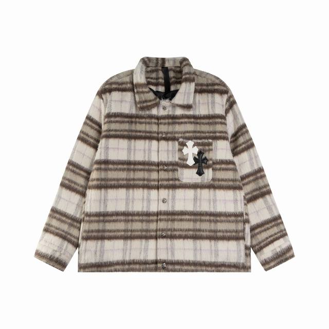 款号S36 克罗心贴皮毛呢格纹棉服外套 釆用重磅长毛绒毛呢料 复古格纹质感 表面长毛绒，手感顺滑细腻 手臂处十字架Logo贴皮装饰 五金配件齐全！一比一还原！