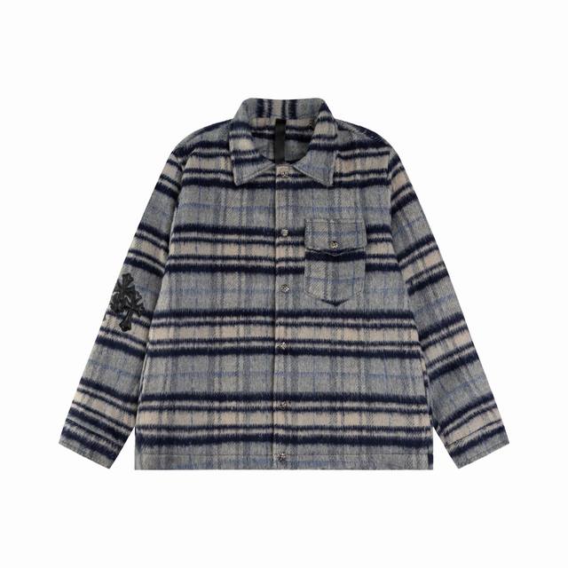 款号S35 克罗心贴皮毛呢格纹棉服外套 釆用重磅长毛绒毛呢料 复古格纹质感 表面长毛绒，手感顺滑细腻 手臂处十字架Logo贴皮装饰 五金配件齐全！一比一还原！