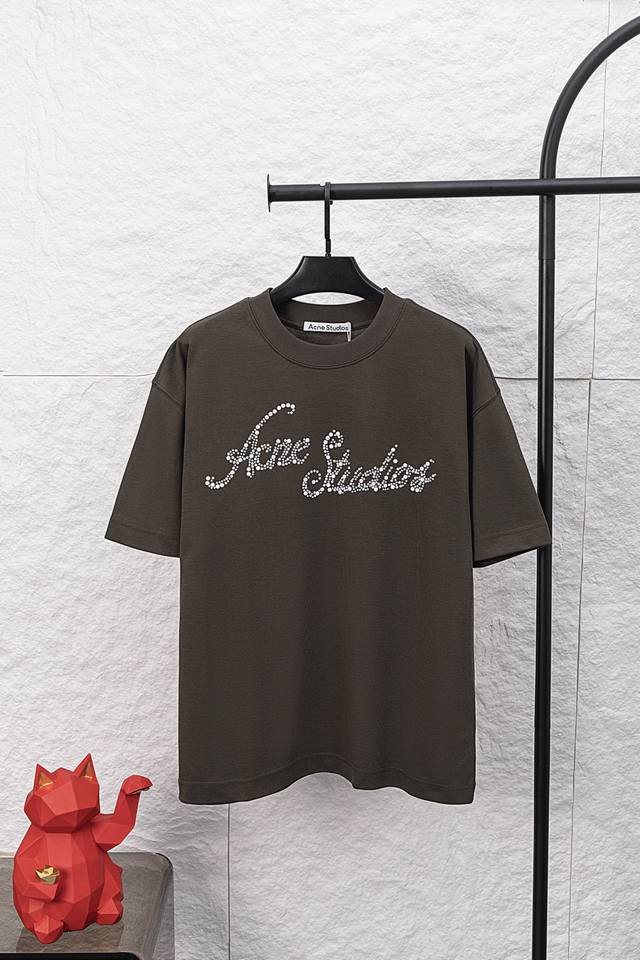 款号 F050 Acne Studios男女同款休闲圆领短袖T恤 此款T恤饰有 “Acne Studios”徽标，版型休闲，领口、袖口和下摆饰 Os 版型 面料