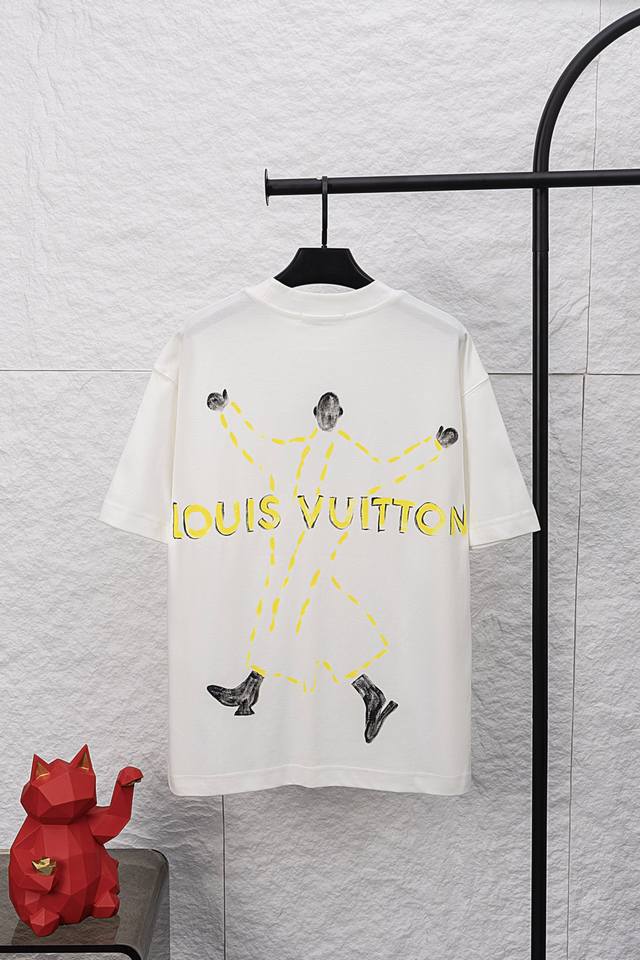 款号 F048 Louis Vuitton 路易威登 新款手绘T恤 采用280G双纱面料 人工手绘 全套定制的原版辅料，吊牌，洗水，主唛，防潮纸统统安排到位。版