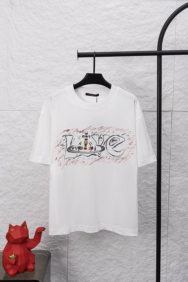 款号 F047 Louis Vuitton 路易威登 新款手绘T恤 采用350G双纱面料 人工手绘 全套定制的原版辅料，吊牌，洗水，主唛，防潮纸统统安排到位。版