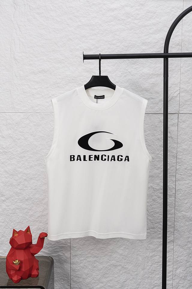 款号 F045 Balenciaga 巴黎世家新款背心T恤上新 面料采用高定长绒棉与锦棉混纺 独特的织法和纹路让面料具有抗皱不缩水的特性 前幅厚版硅胶印花加立体