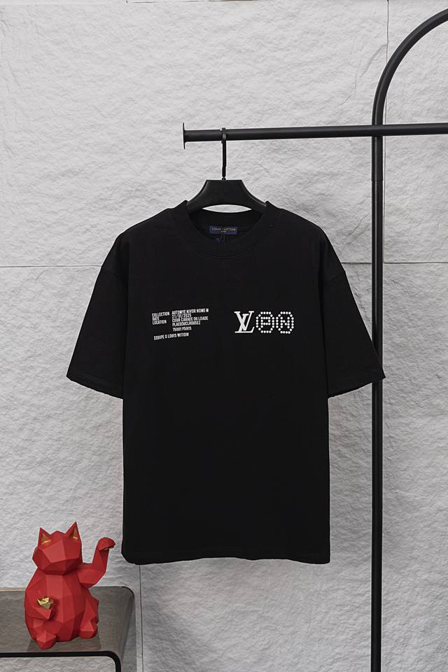 款号 F025 L联名圆领半袖T恤 “Remember Ten Future”25Fw 创意总监 Pharrell 与Nigo的合作各种街头服饰被优雅的重新构想