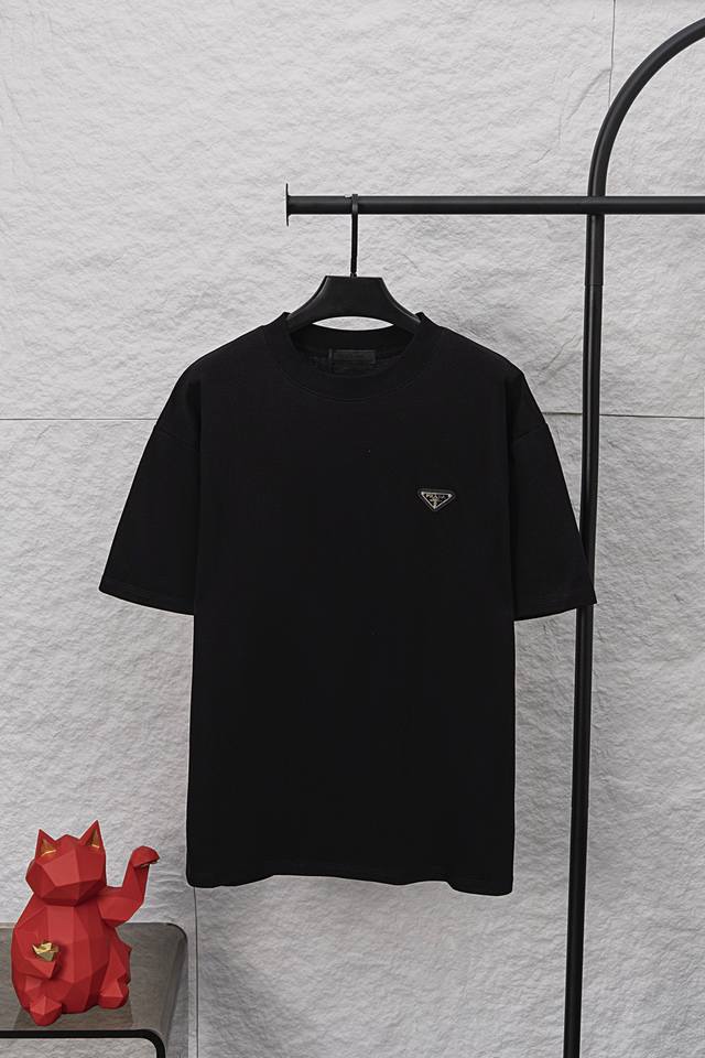 款号 F024 Prada 普拉达新款三角标圆领短袖T恤 采用350G定制面料 手工裁剪 对位绣花 独家定制哑光刺绣 男女同款 黑白两色 面料：350G 版型：