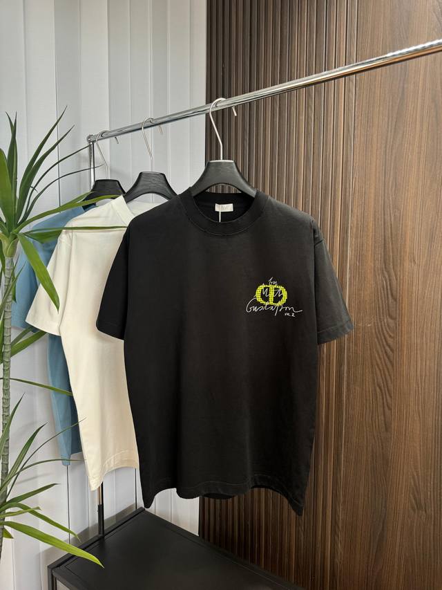 Dior 2025Ss春夏新款短袖 全棉平纹面料打造 再洗水定型 磨破工艺 前胸Logo3D立体压胶工艺 高品质 手感柔软 定制面料 做工精细 男女同款 黑色