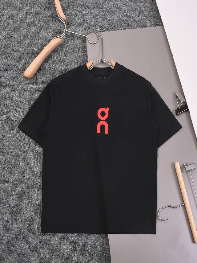 新款上架 2025Ss 新款昂跑压胶T恤，简约时尚精致，色彩搭配舒适， 定织定染纯棉洗水面料250克重左右，亲肤细腻柔软， 男女同款 颜色：黑 白 尺码： Xs