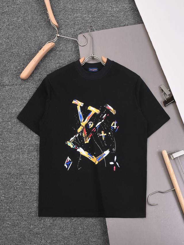 新款上架 2025Ss 新款Lv印花T恤，简约时尚精致，色彩搭配舒适， 定织定染纯棉洗水面料250克重左右，亲肤细腻柔软， 男女同款 颜色：黑 白 尺码： Xs