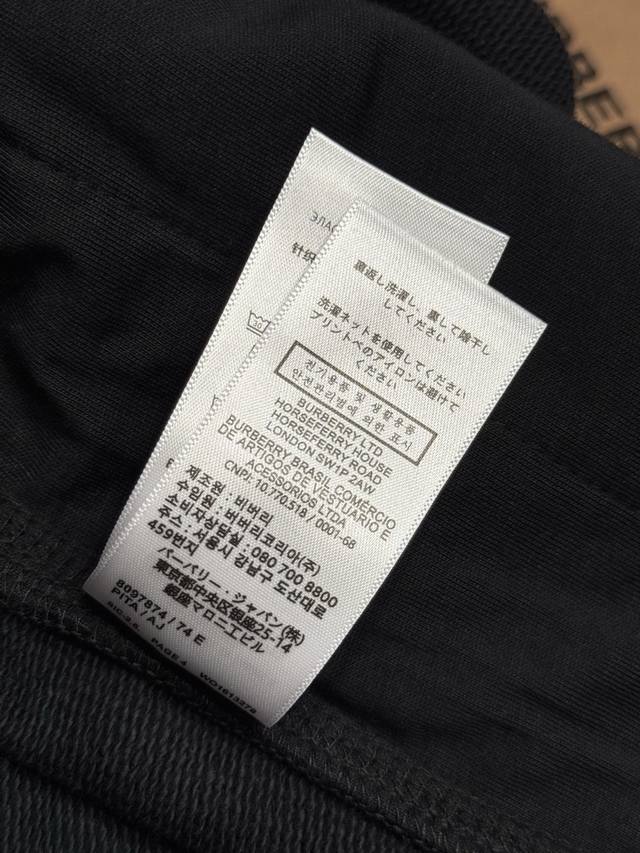 Burberry巴宝莉口袋刺绣休闲短裤 选用轻盈的翻面绒棉质面料，以棉纤维为主要原料，正面是光滑的棉质表面，另一面经过起绒处理，形成细腻的绒毛表面，具有透气性，