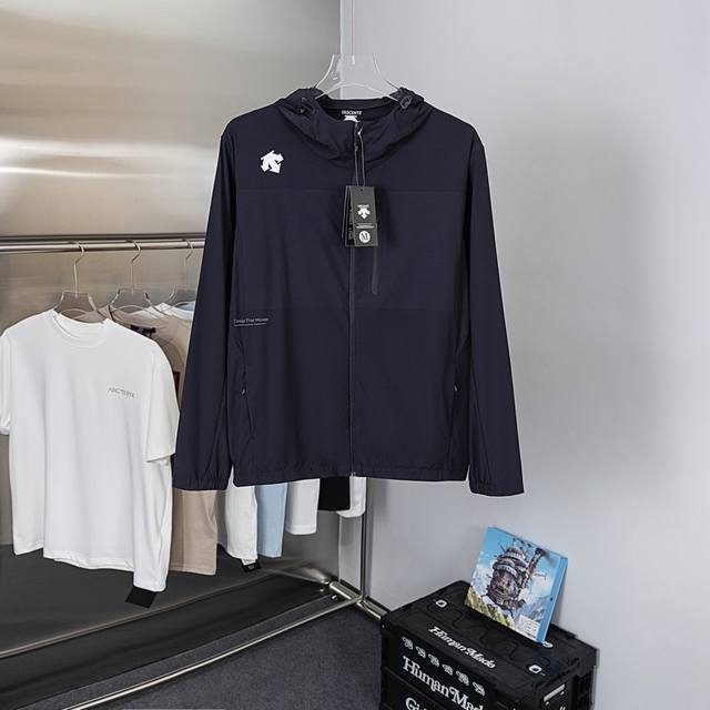 Descente 迪桑特 防晒服 2025年 新款 夏季 防晒衣 运动 休闲 外套户外徒步时的轻便之选、好像和身体融为一体，这款轻便防风雨外套防晒服是户外活动的