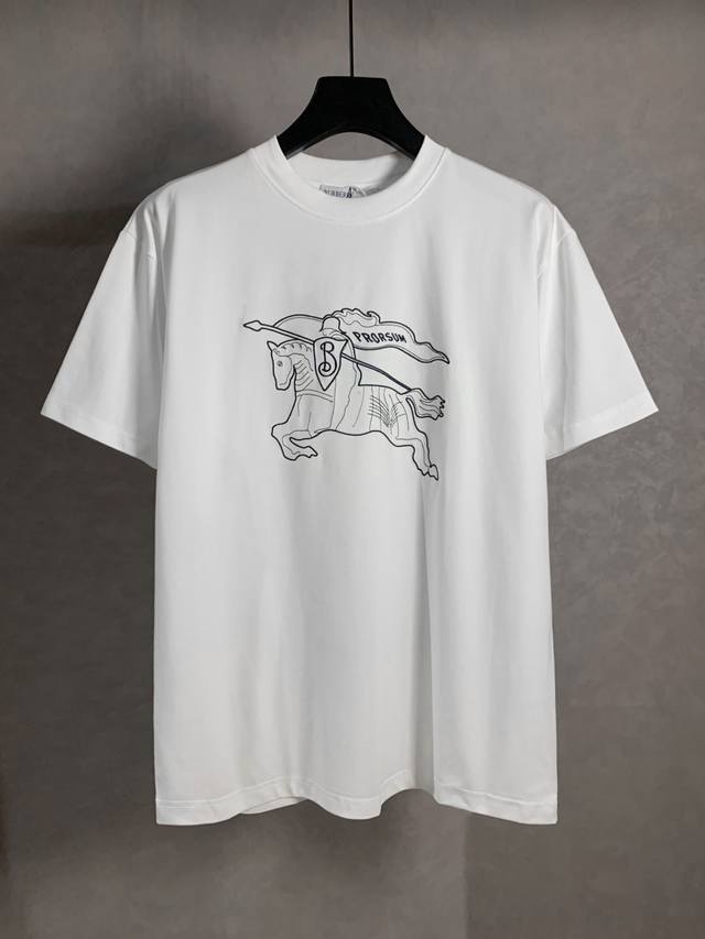 5592# 高品质 Burberry 巴宝莉 战马绣花圆领短袖T恤，面料采用高端冰感索罗娜面料，采用进口绣花机器特殊绣花 上身效果宽松休闲，百搭款，三标齐全 ，