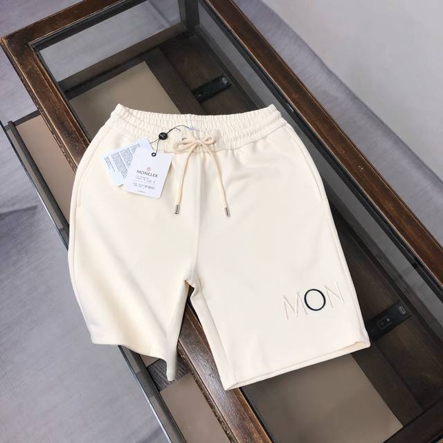 Moncle*R 蒙口 25Ss春夏新品，潇洒帅气的高级单品短裤，Logo标签 定制进口面料质感挺阔舒适，原版开模定制五金，标志性翻盖口袋Moncler徽标彰绣