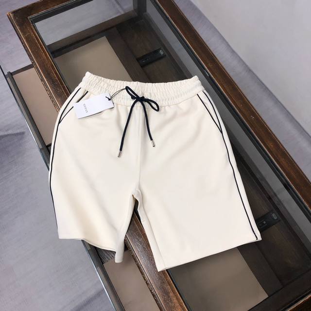 Gucci 古驰 2025最新款休闲短裤，定制面料 ～款式简单又不失档次三标齐全、透气舒适度高，细节无可挑剔，品牌元素设计理念，体现高品质。手感细腻柔软！呈现休