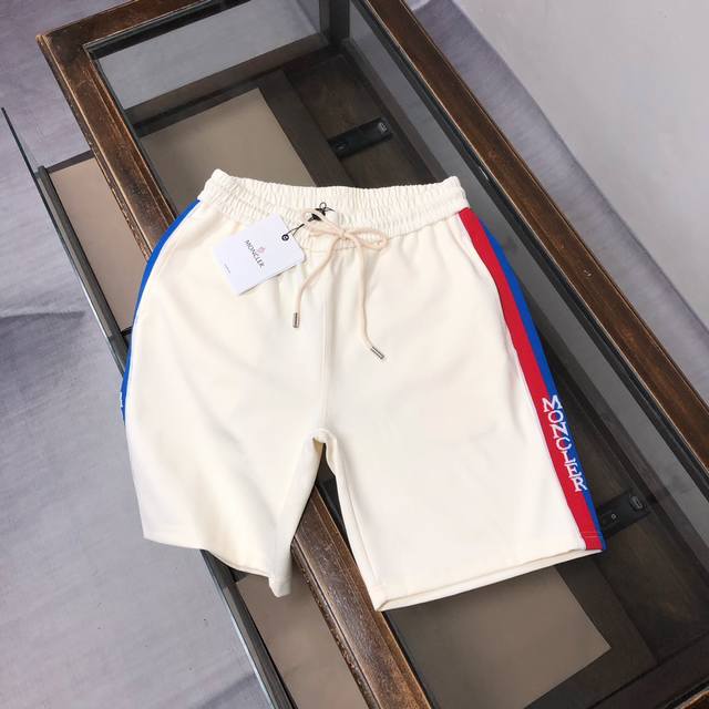 Moncle*R 蒙口 25Ss春夏新品，潇洒帅气的高级单品短裤，Logo标签 定制进口面料质感挺阔舒适，原版开模定制五金，两侧红白蓝织带提花拼接工艺，反面标志