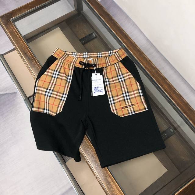 Bur*Berry 巴宝莉 2025最新款休闲短裤，定制面料 ～两侧口袋格子布拼接，工艺复杂～款式简单又不失档次三标齐全、透气舒适度高，细节无可挑剔，品牌元素设