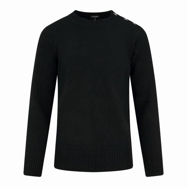 Chanel 书包扣长袖毛衣 定织百花绒镶羊毛织料 光泽自然 柔软亲肤 以深邃黑色为底色 不喧哗却自带光芒 肩部巧妙融入标志性香奈儿书包扣设计 宛如灵动的音符