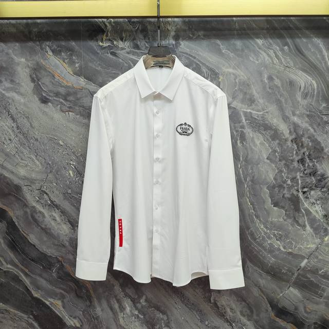 普拉达 Prada 2025Ss新款长袖 衬衫 衬衣，高端版本！专柜定制面料 透气舒适度高，细节无可挑剔，品牌元素设计理念，体现高品质。手感细腻柔软！呈现休闲裁