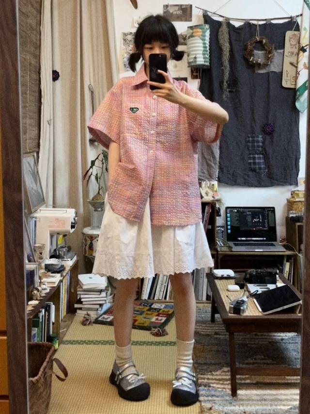 Prada 普拉达粉色格纹宽松情侣短袖衬衫 普拉达夏季新品粉色百搭短袖 选用色织格纹面料 手感挺括 有凹凸肌理感 质地轻薄干爽透气性好 个性的色织格纹 以粉色为