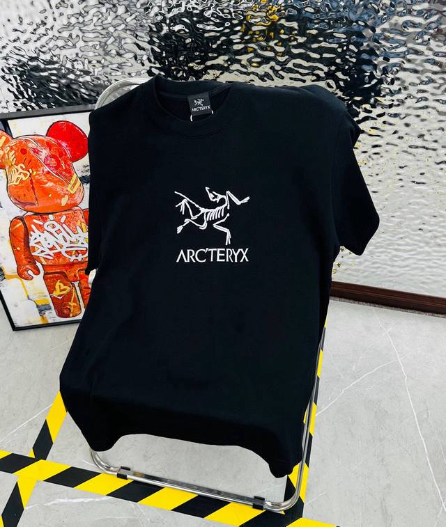 Arc‘Teryx 始祖鸟25夏季新款印花休闲宽松情侣款 短袖T恤 细节:版本一比一复刻，吊牌 领标 水洗。 面料：采用40织双纱320克面料，原版1:1高克重