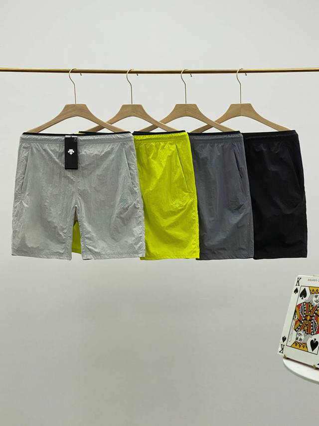 Descente 迪桑特Running系列跑步运动健身男士梭织短裤夏季 Running跑步系列运动短裤。采用质感梭织面料制作，面料轻质舒爽，挺阔有型，同时具有防