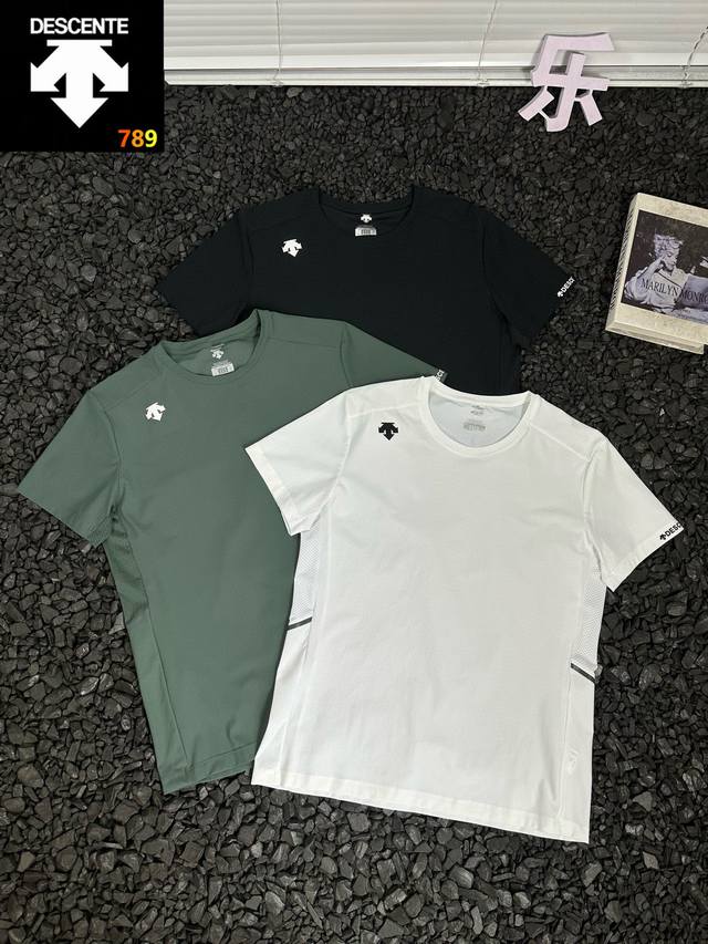 迪桑特Descente 纯色休闲时尚百搭立体橡胶Logo贴身柔软吸汗透气户外运动速干 男女同款 运动达人们，你们的衣柜里绝对缺不了迪桑特这件T恤！它简约纯色的设