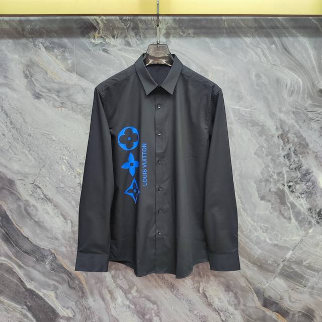路易威登 Lv 2025Ss新款长袖 衬衫 衬衣，高端版本！专柜定制面料 透气舒适度高，细节无可挑剔，品牌元素设计理念，体现高品质。手感细腻柔软！呈现休闲裁剪，