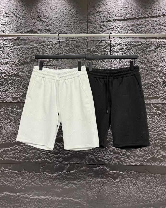 高品质 Prada 普拉达3D凹凸提花短裤！ 独家新品，定制压花工艺，整条裤子都是P家三角△标Logo，很显质感！辨识度很高，腰部做了抽绳的设计，方便调节，内里
