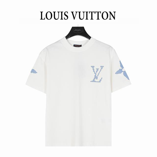 Louis Vuitton 路易威登 25Ss 滑雪系列老花Logo发泡印花短袖T恤 爆款来袭，原6600购入，滑雪Ski系列限定款。 本款T恤衫取材柔软的平纹