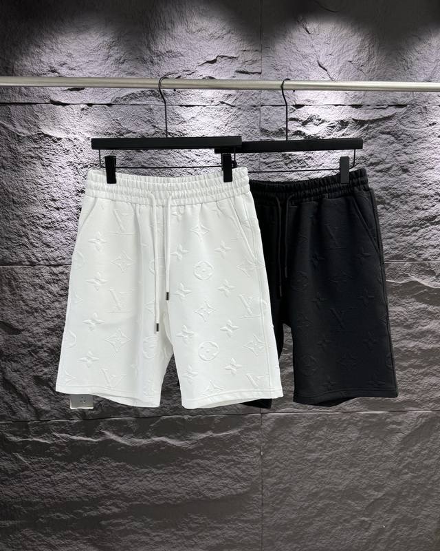 高品质 Louis Vuitton 路易威登3D凹凸压花短裤！ 独家新品，定制压花工艺，整条裤子满满的品标Logo，很显质感！辨识度很高，腰部做了抽绳的设计，方