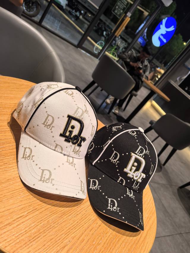 Dior迪奥全部现货2630专柜最新款棒球帽鸭舌帽！满印设计！超级洋气特别！一目了然的高品质，柜子的同款好货，品质做工堪称一流。每一款产品我们都非常看重质量，高
