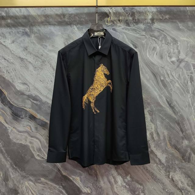 爱马仕 Hermes 2025Ss新款长袖 衬衫 衬衣，高端版本！专柜定制面料 透气舒适度高，细节无可挑剔，品牌元素设计理念，体现高品质。手感细腻柔软！呈现休闲