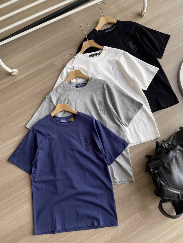 Ralph Lauren 拉夫劳伦25Ss同步推出一体色大马刺绣圆领短袖 颈部主标Logo有二维码标，可以扫码验证，并且细节马标刺绣全部高密度，全部进口田岛机打