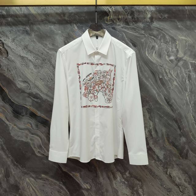 爱马仕 Hermes 2025Ss新款长袖 衬衫 衬衣，高端版本！专柜定制面料 透气舒适度高，细节无可挑剔，品牌元素设计理念，体现高品质。手感细腻柔软！呈现休闲