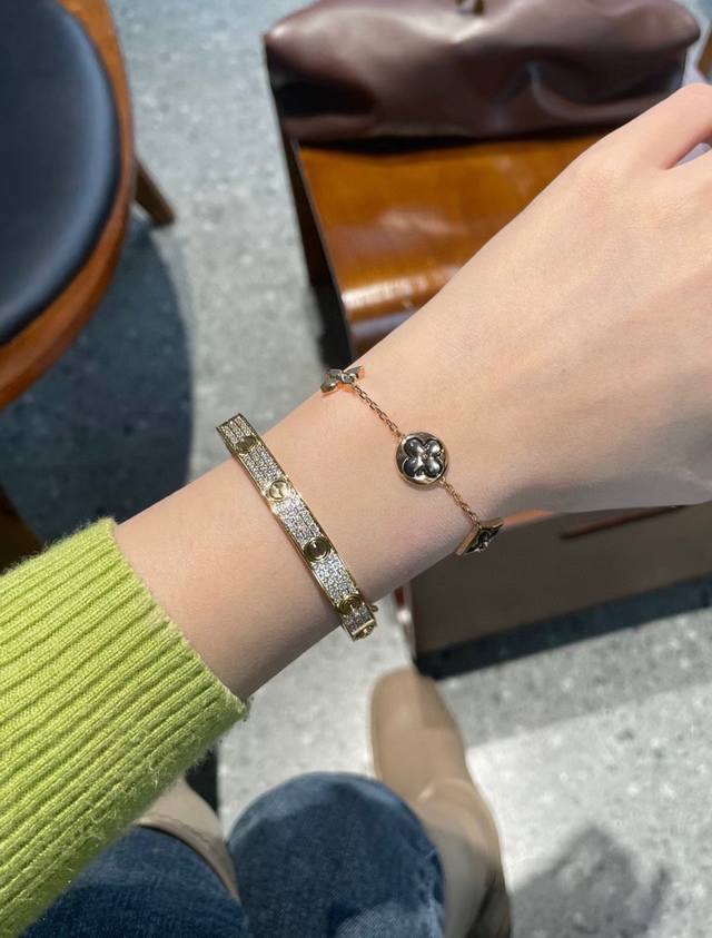 Lv路易威登灰贝母四花手链 配全套包装 路易威登标志性菱形和圆形花卉搭配天然灰贝，弧度饱满，线条流畅，造型辨识度高，气质高雅又透露些女孩的俏皮，简直美到窒息！，