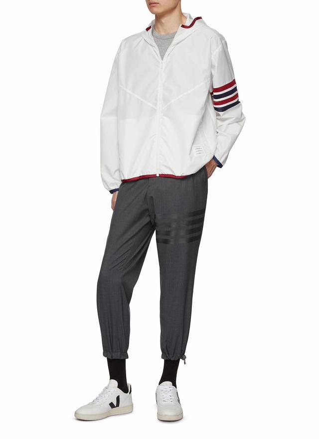Tb Thombrowne 24Ss汤姆布朗尼夏季防晒衣 经典条纹三杠设计 Thombrowne防晒衣继续延续其品牌经典独特的四条杠经典设计，高科技纳米20D全