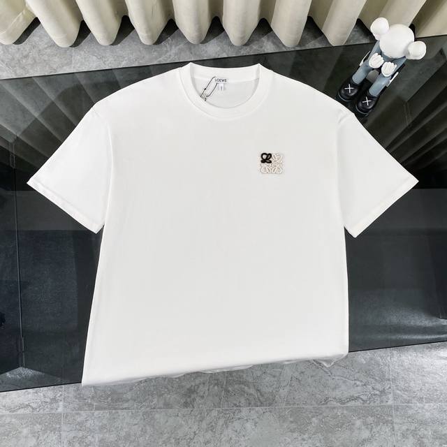 罗意威L0Ewe经典款极简纯色Logo刺绣圆领短袖T恤 采用300克双股双纱百分百棉手感舒适柔软 领口螺纹定染加厚 久穿不变形 三标齐全 专业大厂出品 做工无可