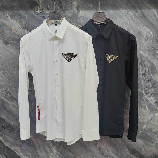 普拉达 Prada 2025Ss新款长袖 衬衫 衬衣，高端版本！专柜定制面料 透气舒适度高，细节无可挑剔，品牌元素设计理念，体现高品质。手感细腻柔软！呈现休闲裁