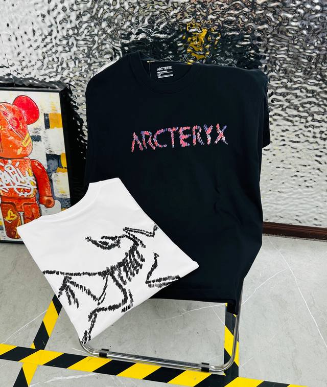 Arc‘Teryx 始祖鸟25夏季新款印花休闲宽松情侣款 短袖T恤 细节:版本一比一复刻，吊牌 领标 水洗。 面料：采用40织双纱320克面料，原版1:1高克重