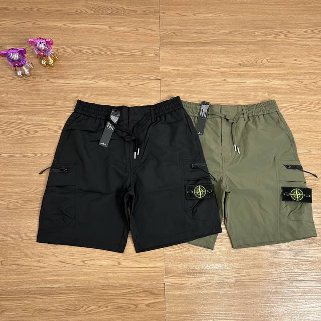 Stone Island 石头岛两侧双拉链勋章短裤 甄选品质 实拍可见 面料采用高品质正品涤纶面料 质感有型 清凉面料 面料上身舒服 当季必备 版型超正 拒绝臃