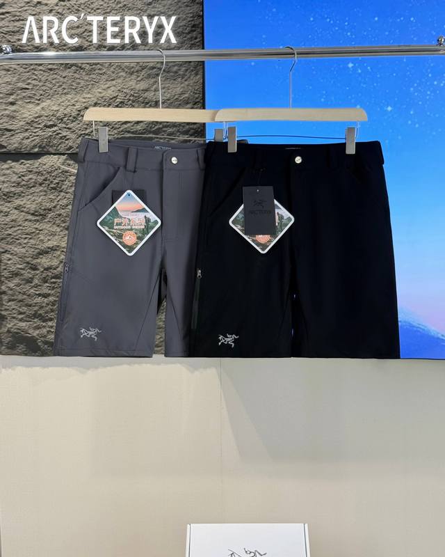 Arcteryx始祖鸟 户外运动休闲时尚纯色拉链口袋刺绣小鸟Logo户外休闲短裤 衣橱里总缺一条万能短裤？那你一定不能错过Arcteryx始祖鸟这款纯色直筒休闲