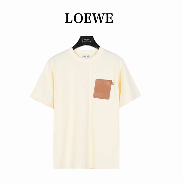 Loewe 罗意威 压花徽标皮口袋短袖T恤 这件短袖胸前枫叶棕皮标经品牌方反复修改一个月才敲定， 图腾的凹凸感设计点睛之笔直戳人心～ 肉眼可见的细腻， 精选26