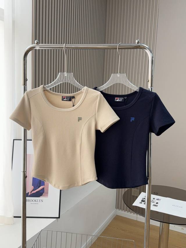 Fila Fusion斐乐潮牌女子针织短袖衫2025初秋新款时尚休闲紧身T恤 斐乐这款T真的是我今年夏天最爱的单品之一！姐妹们，赶紧入手吧！穿上它，你就是街头最