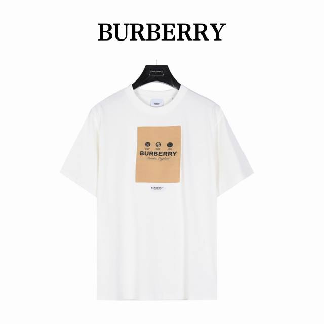 Burberry 巴宝莉 胸前贴布标签短袖T恤 精选260G棉质面料打造。装饰品牌标签印花饰牌贴花， 致敬品牌探索历史，其中的文字摘录自 Thomas 所著 开