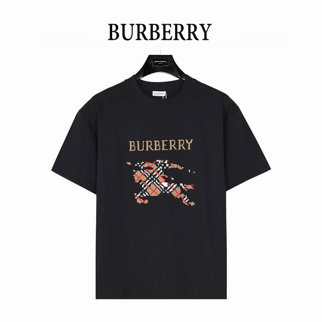 Burberry 巴宝莉 25Ss 格纹战马十字绣刺绣短袖T恤 采用15S精棉平纹，260G；搭配 32S双纱拉架螺纹，300G。 精棉面料通常具有较好的吸湿性
