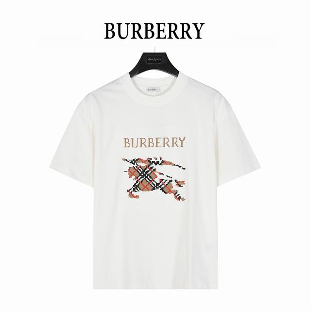 Burberry 巴宝莉 25Ss 格纹战马十字绣刺绣短袖T恤 采用15S精棉平纹，260G；搭配 32S双纱拉架螺纹，300G。 精棉面料通常具有较好的吸湿性