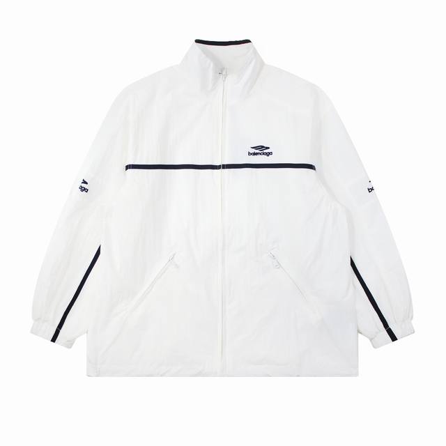 Balenciaga巴黎世家Bb刺绣防晒衣织带拼接外套 男女款 夏天怎么少得了防晒外套呢 要听劝 夏天炎热防晒真的特别的重要 这款真的是无性别穿搭 真的很好搭配
