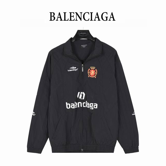 Balenciaga 巴黎世家 联名曼联足球运动套装外套 高立领插肩袖双头拉链开合2个拉链斜口袋同系配色滚边细节 松紧袖口和腰围胸部饰以Football Cre
