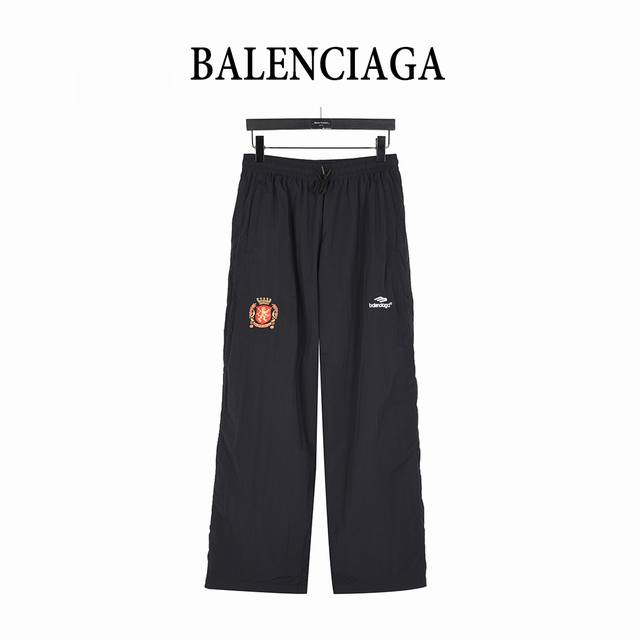 Balenciaga 巴黎世家 联名曼联足球刺绣运动套装长裤 采用订色订染梭织尼龙面料，手感舒适， 进口百灵达绣花机万针刺绣工艺，厚度适中， 有垂感又有轮廓型，