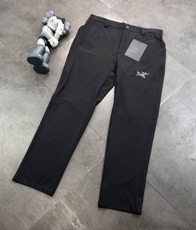 潮牌Arc'teryx 始祖鸟 透气 男子 速干双色刺绣小Logo长裤 真正的顶级货，绝对超值的一单货！功能性和时尚版型兼顾的一款神裤，版型非常漂亮，无论是户外