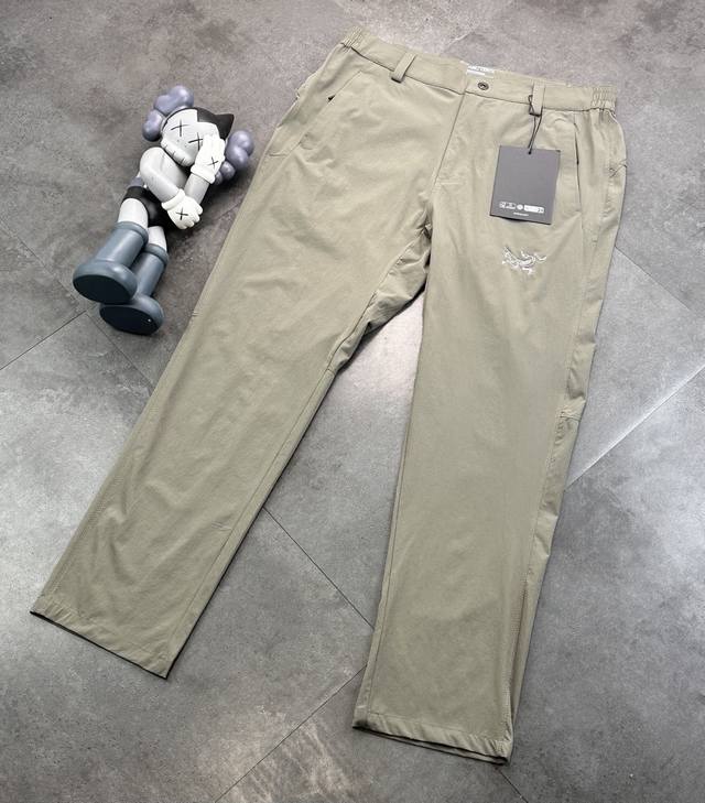 潮牌Arc'teryx 始祖鸟 透气 男子 速干双色刺绣小Logo长裤 真正的顶级货，绝对超值的一单货！功能性和时尚版型兼顾的一款神裤，版型非常漂亮，无论是户外