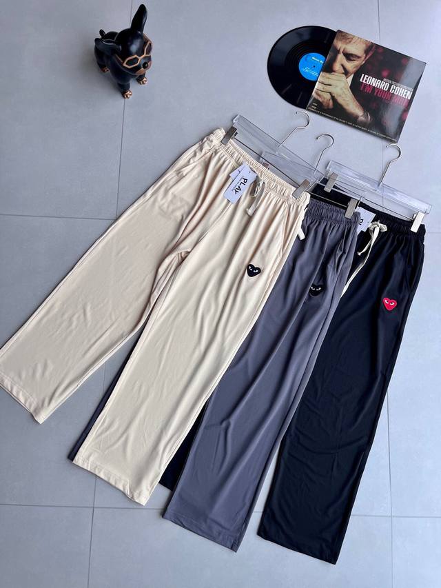 川玖保玲Play爱心刺绣基础款冰丝休闲直筒裤潮品上新，版型超正的冰丝神裤，轻薄清凉，弹性垂感好，搭配经典的标志小Logo，使裤子整体简约而不失特点冰丝透气面料，
